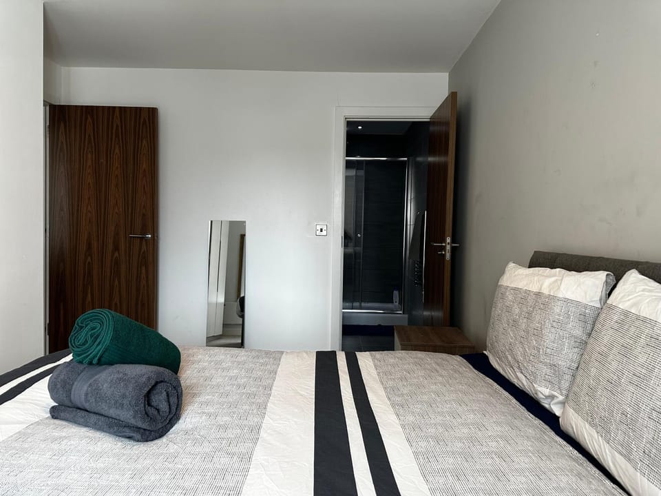 Photo of the whole room, Bedroom