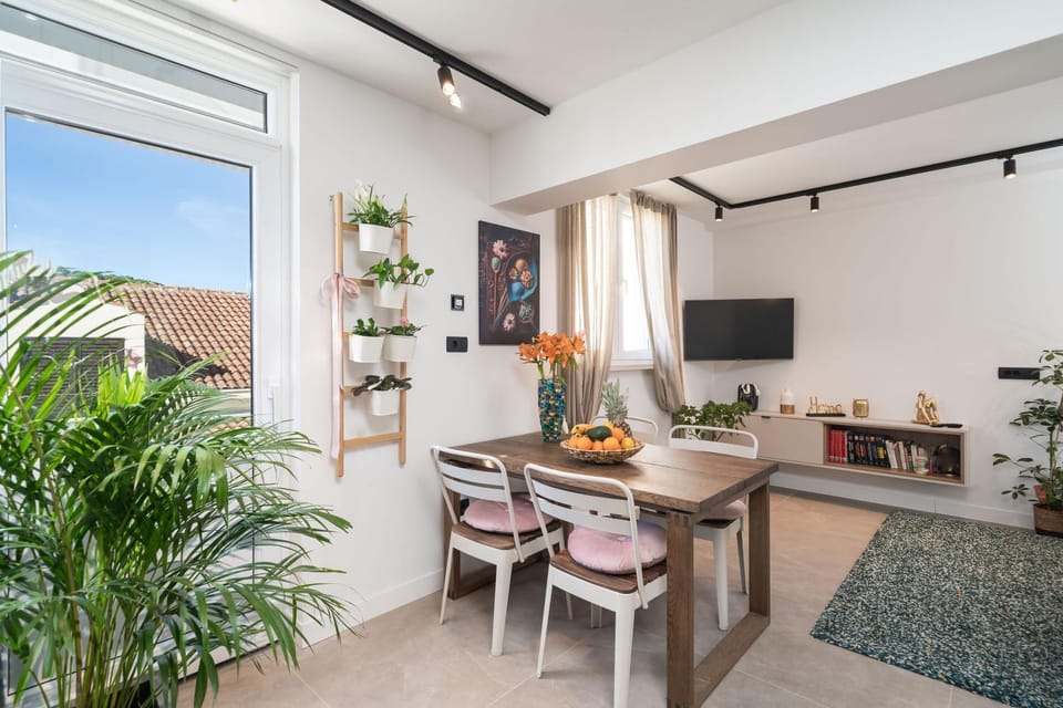 TV and multimedia, Living room, Seating area, Dining area