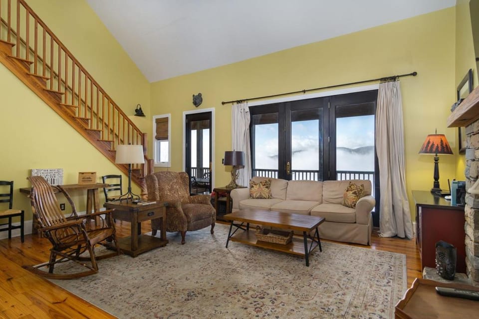 Songbird Sanctuary Under New Management, Hot Tub, Deck & Year-Round Views House in North Carolina