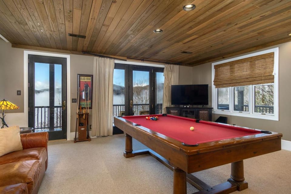 Songbird Sanctuary Under New Management, Hot Tub, Deck & Year-Round Views House in North Carolina