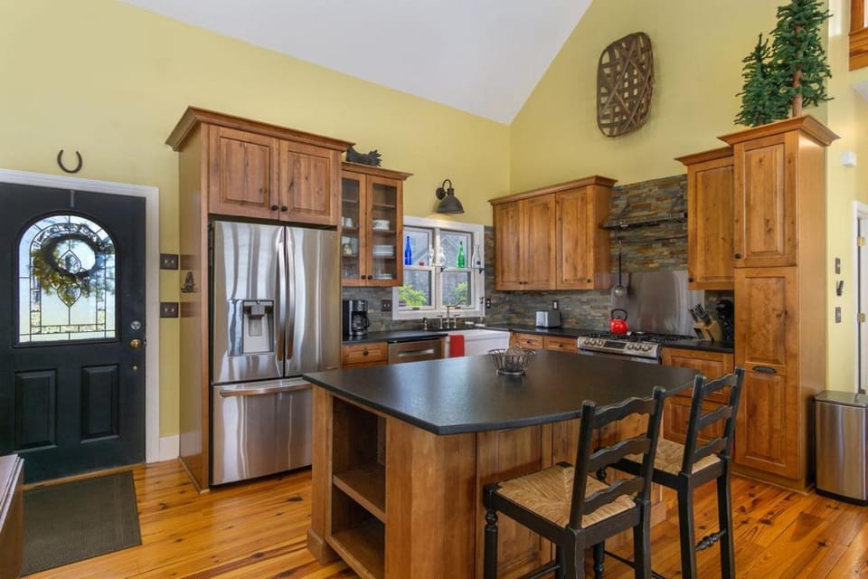 Songbird Sanctuary Under New Management, Hot Tub, Deck & Year-Round Views House in North Carolina