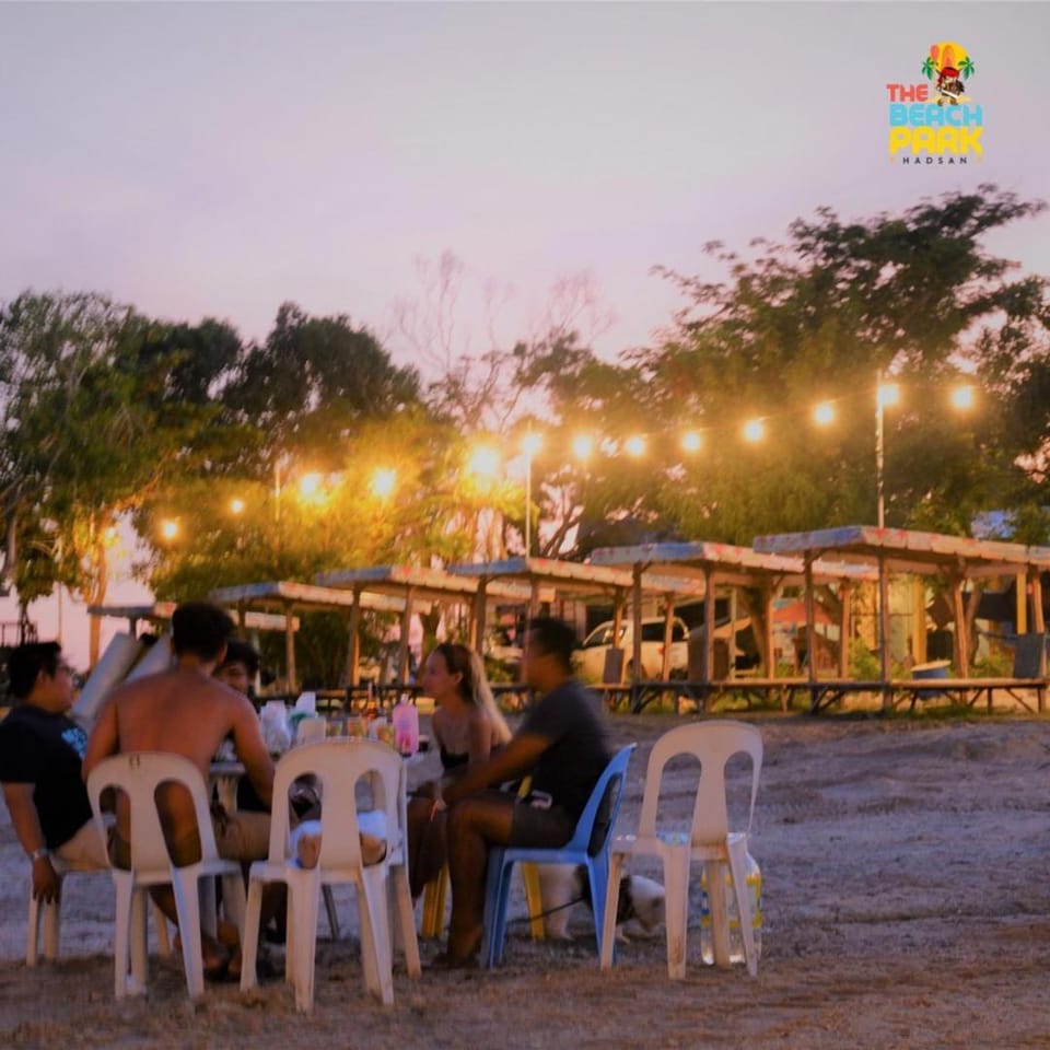 Restaurant/places to eat, group of guests