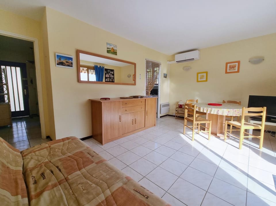 Living room, air conditioner