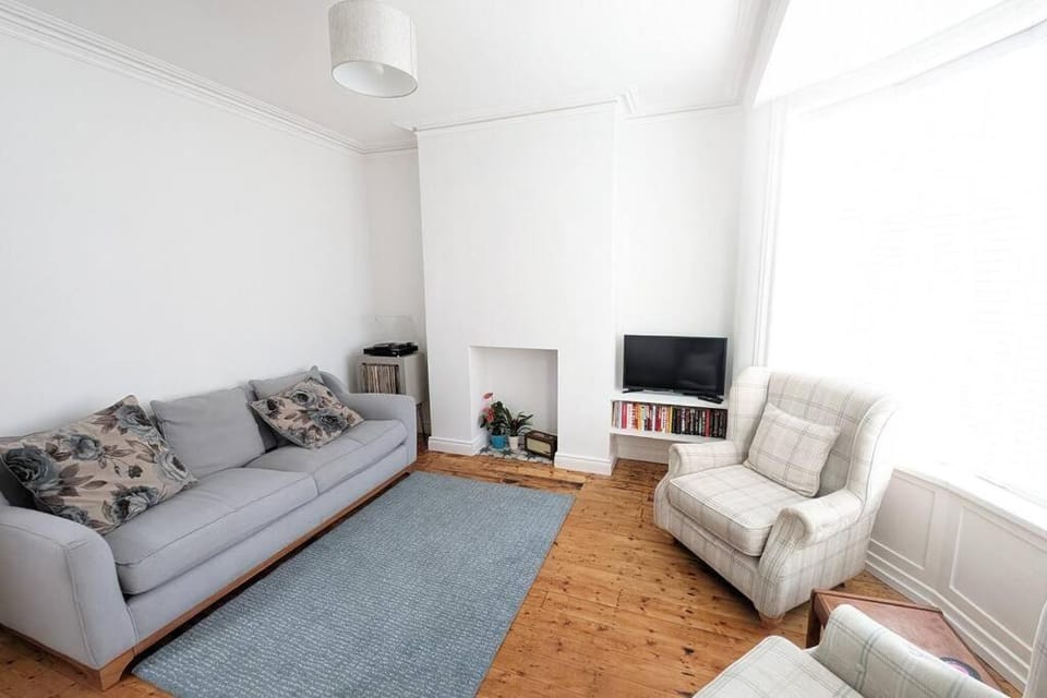 Communal lounge/ TV room, TV and multimedia, Living room, Seating area, Evening entertainment