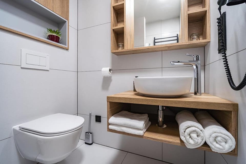 Shower, Toilet, Bathroom, towels