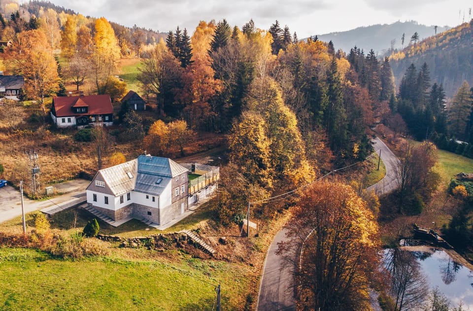 Property building, Natural landscape, Bird's eye view, Garden, Mountain view