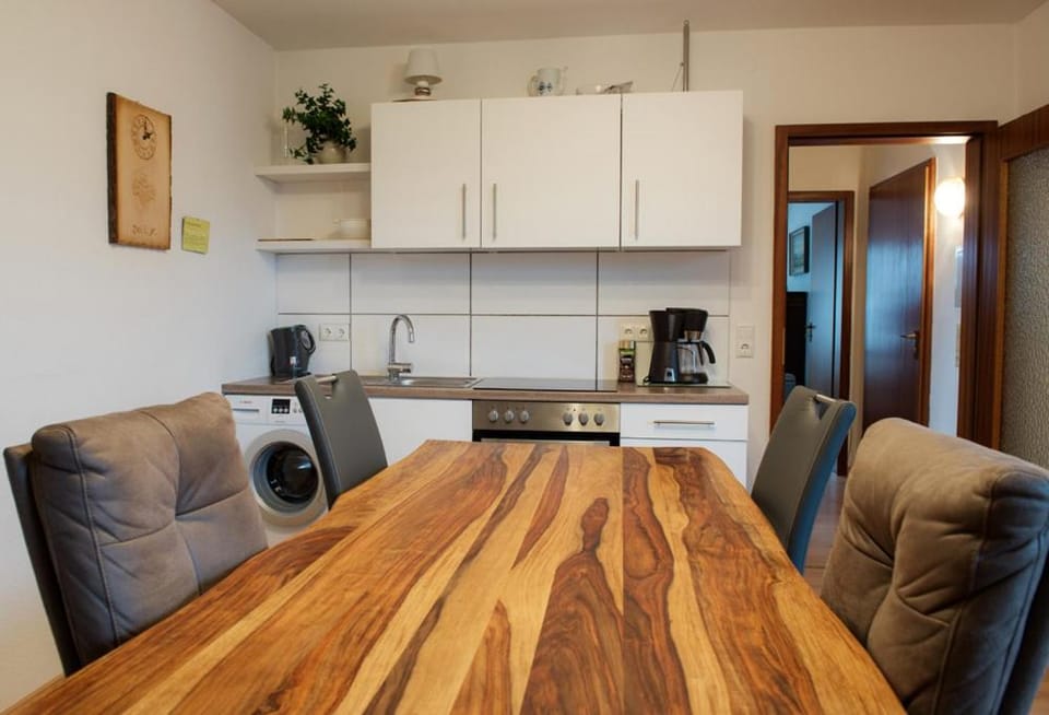 Coffee/tea facilities, Kitchen or kitchenette, Living room, Seating area, Dining area, stove