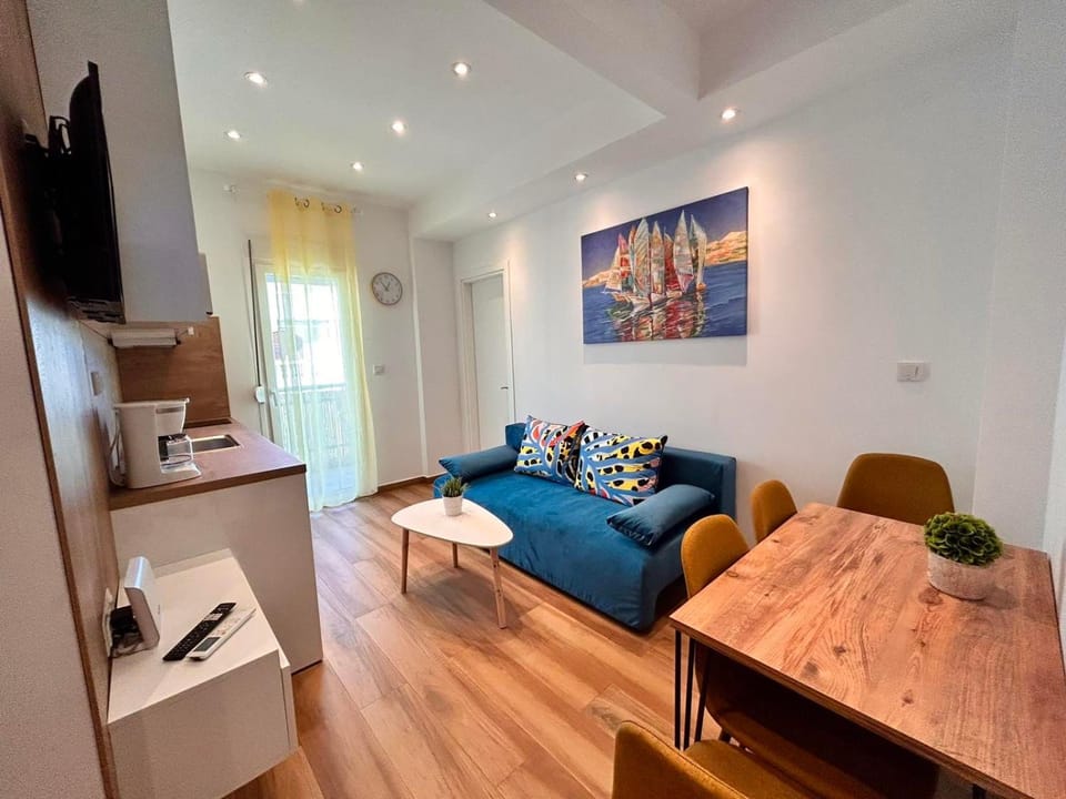 TV and multimedia, Kitchen or kitchenette, Living room, Seating area
