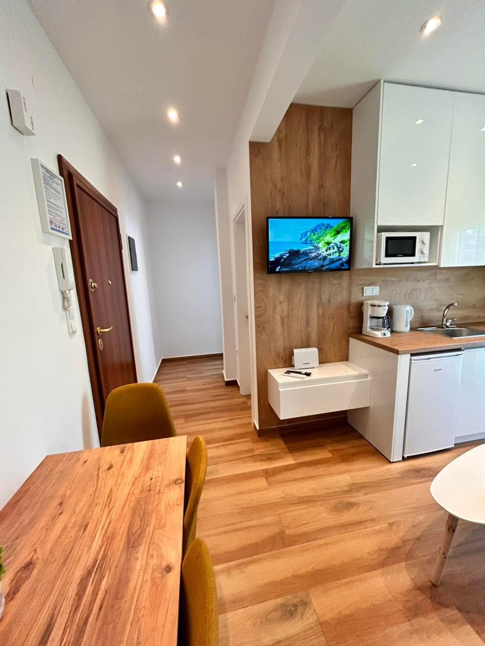 TV and multimedia, Coffee/tea facilities, Kitchen or kitchenette, Living room, Seating area, Dining area, minibar