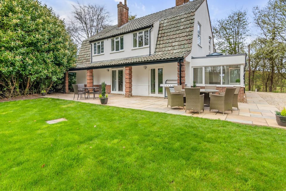 Property building, Patio, Spring, Day, Garden, Garden view