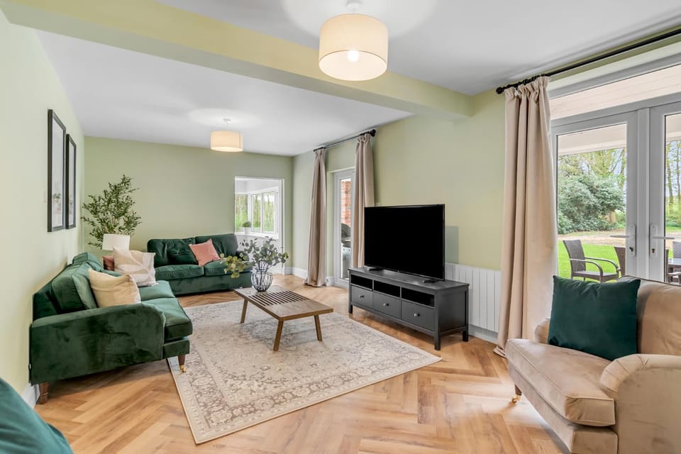 Communal lounge/ TV room, TV and multimedia, Living room, Seating area, Evening entertainment