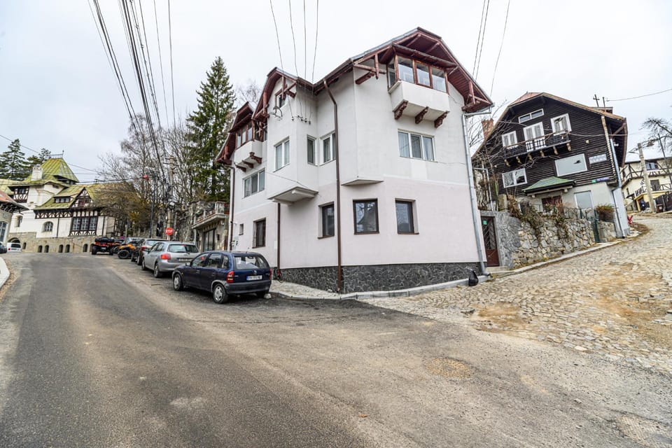 Property building, Day, Neighbourhood, City view, Street view, Parking