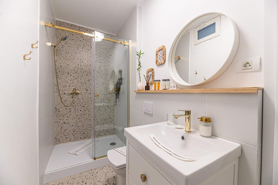 Shower, Toilet, Bathroom, towels