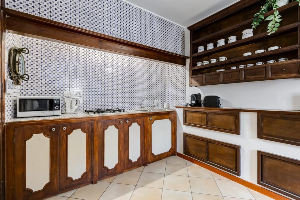 Kitchen or kitchenette, minibar, toaster