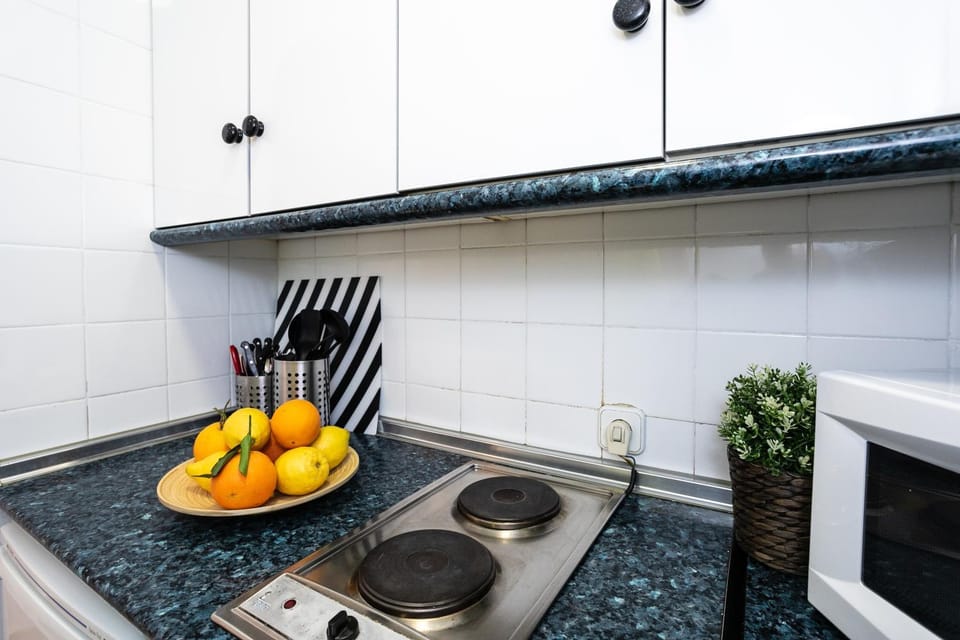 Kitchen or kitchenette, minibar, stove