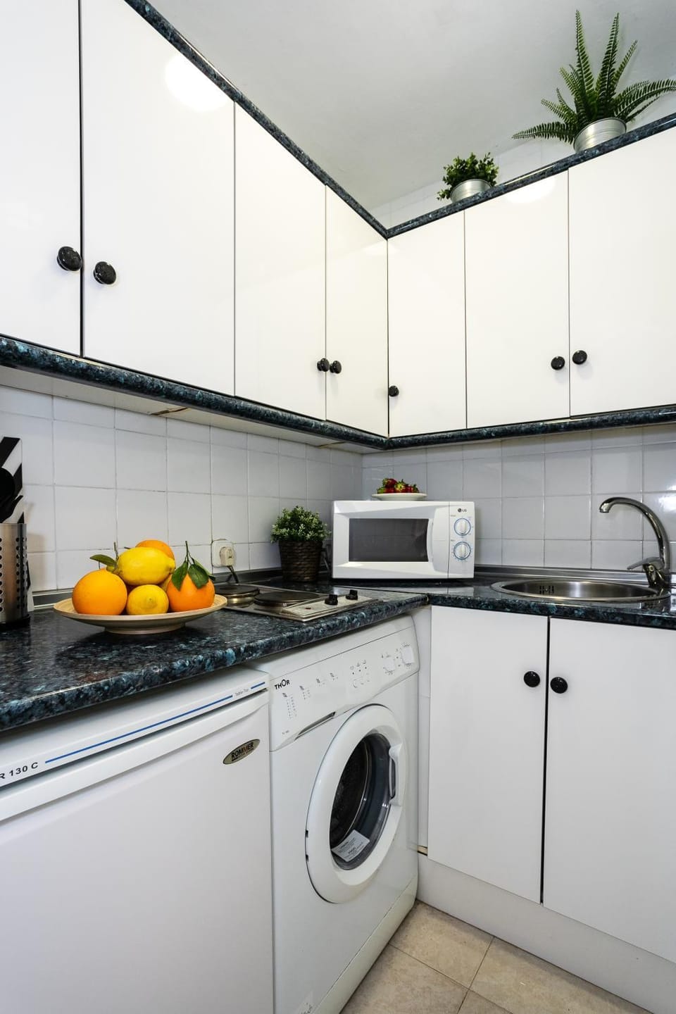 Kitchen or kitchenette, minibar, washing machine