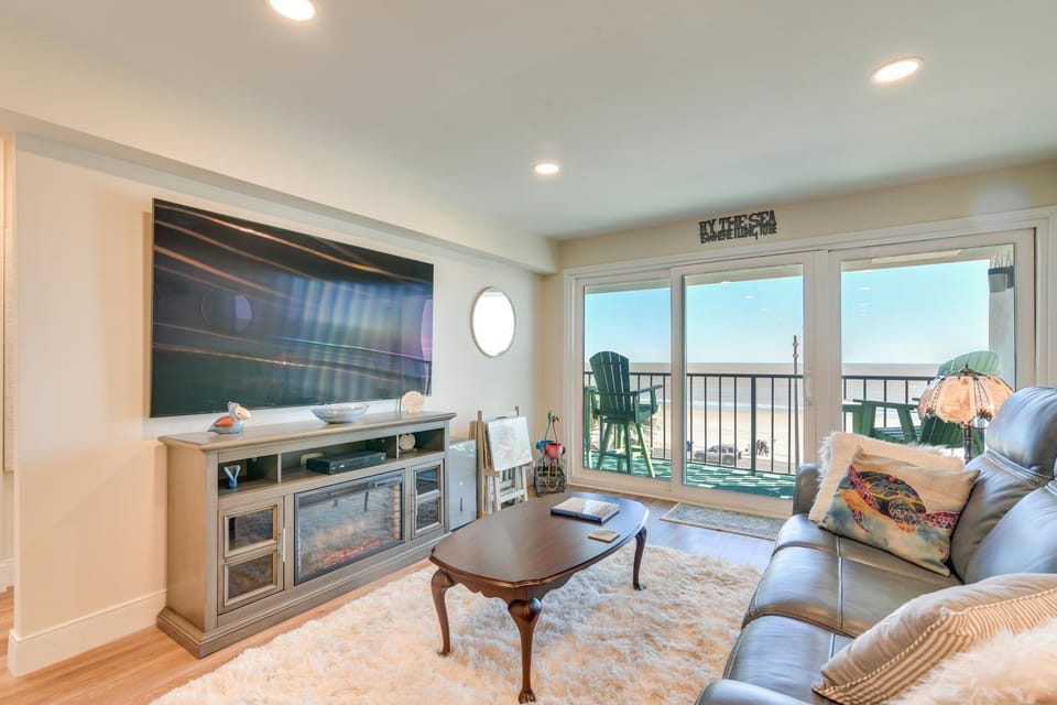 Beachfront, Pool Access! 4th-Floor Galveston Condo House in Galveston Island