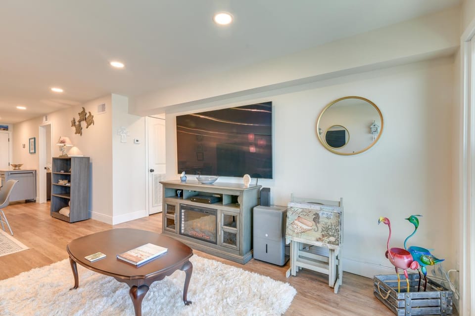 Beachfront, Pool Access! 4th-Floor Galveston Condo House in Galveston Island
