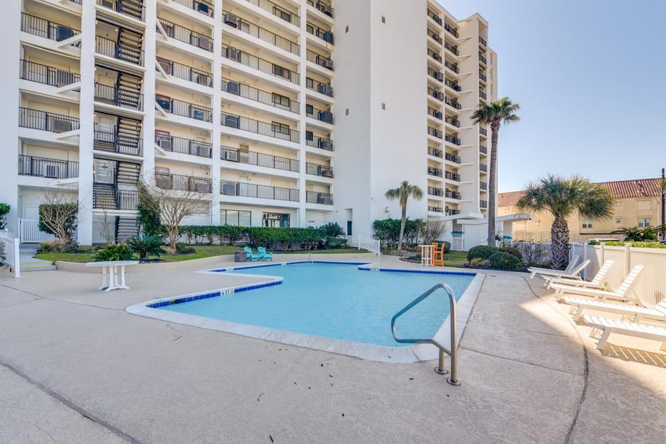 Beachfront, Pool Access! 4th-Floor Galveston Condo House in Galveston Island