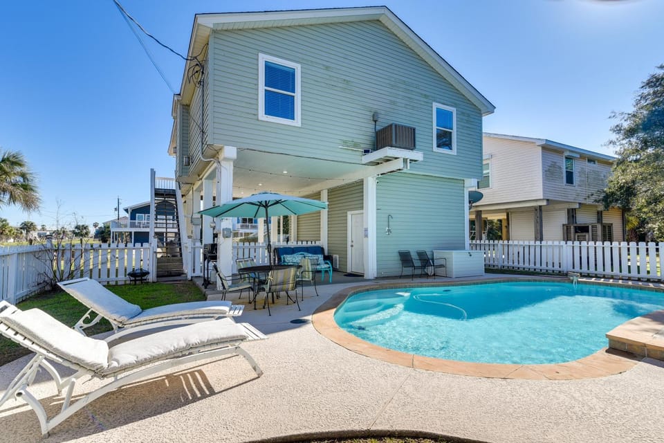 Less Than 1 Mi to Beach! Poolside Retreat in Galveston House in Hitchcock