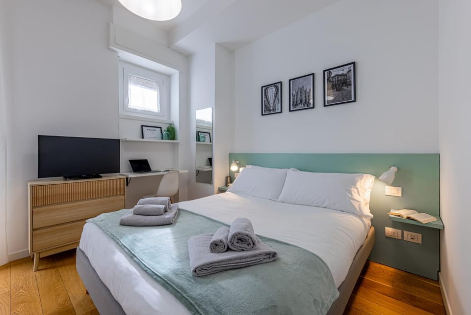 Bed, TV and multimedia, Photo of the whole room, Bedroom, locker, towels, air conditioner