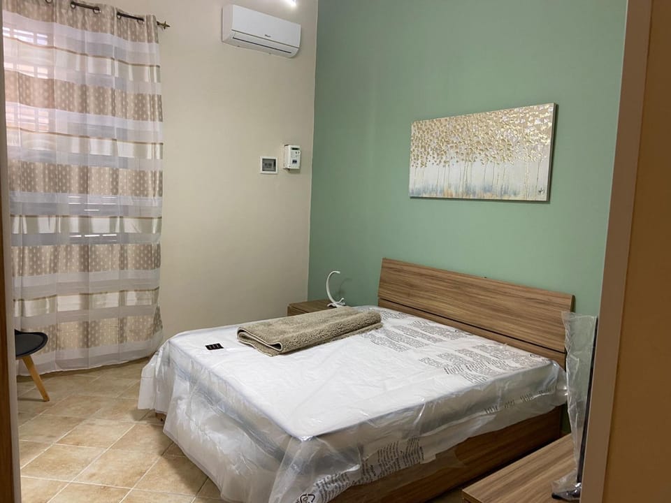 Bed, Bedroom, towels, air conditioner