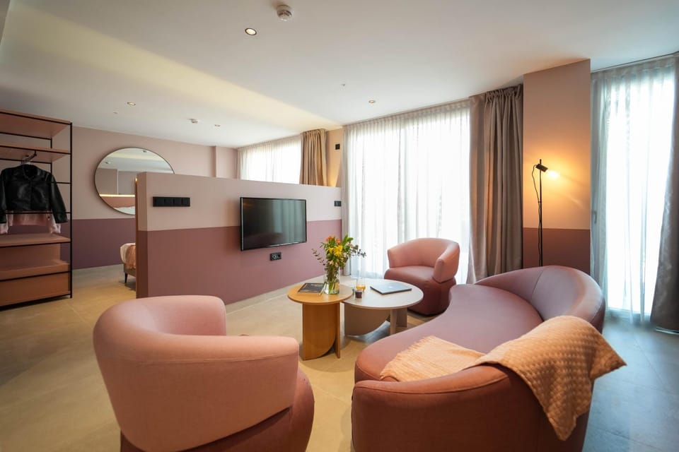 Bed, TV and multimedia, Living room, Seating area