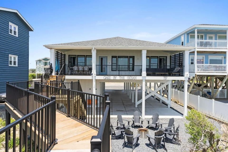 Cake by the Ocean Ocean front home Fully renovated custom finishes House in Holden Beach