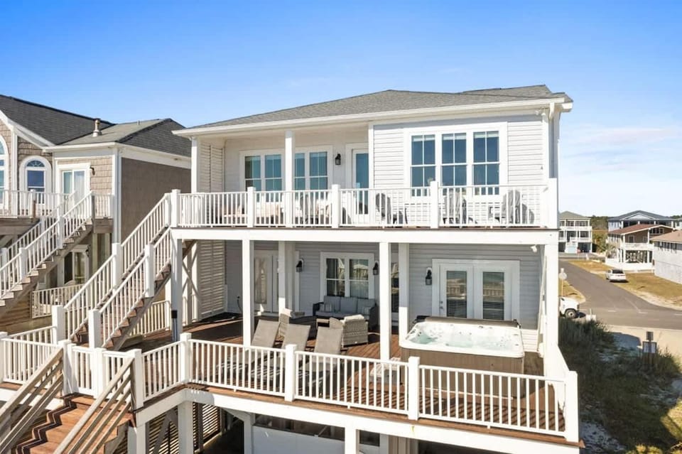 Betty Lou's State of Mind by Brunswick Vacation Rentals - Oceanfront with Hot tub House in Ocean Isle Beach