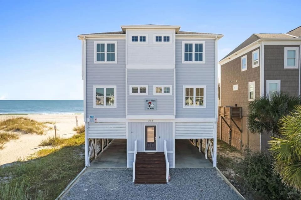 Betty Lou's State of Mind by Brunswick Vacation Rentals - Oceanfront with Hot tub House in Ocean Isle Beach
