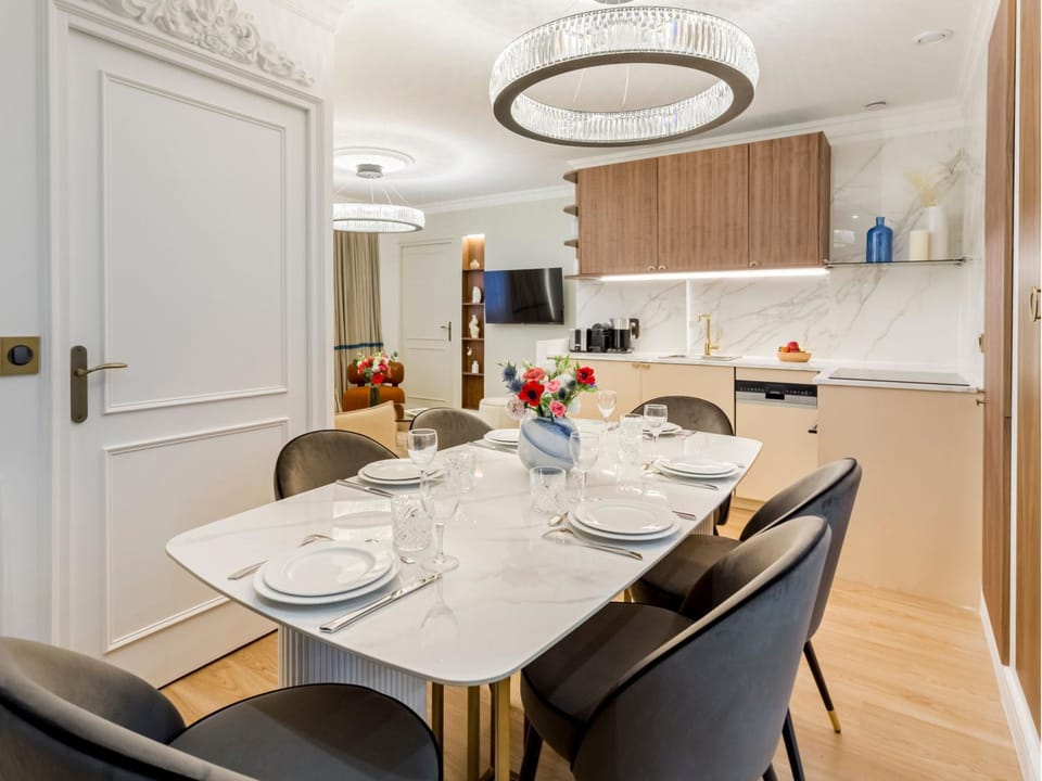 Dining area, kitchen