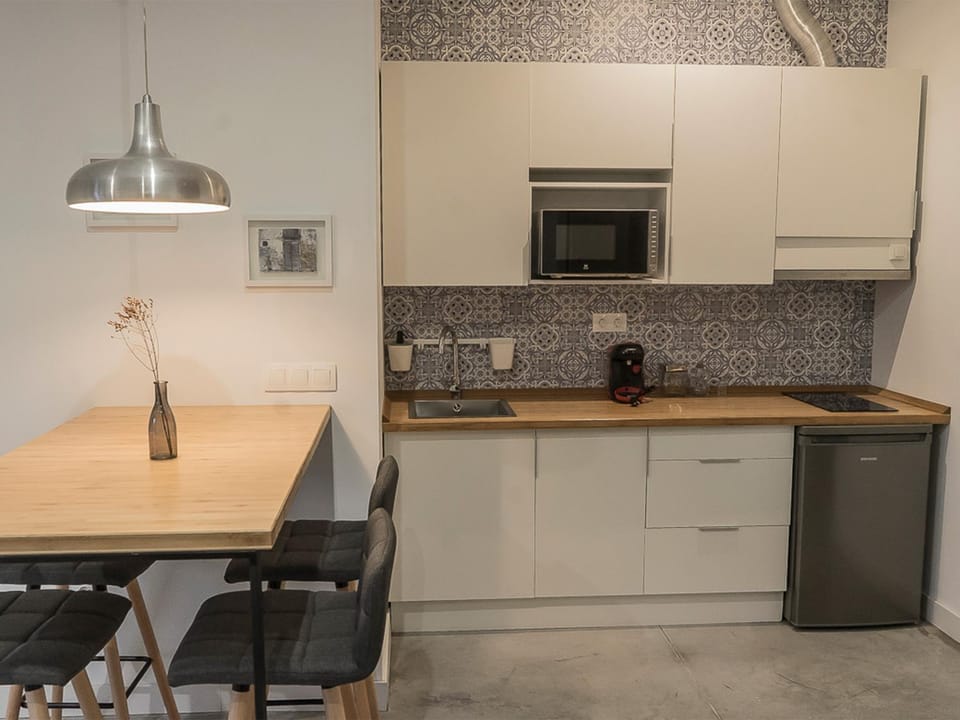 Kitchen or kitchenette, Dining area