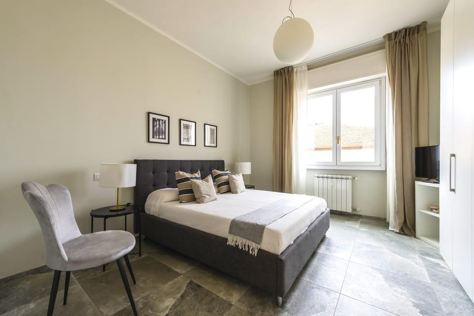 Bed, TV and multimedia, Photo of the whole room, Bedroom