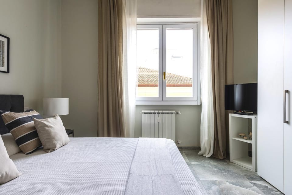 Bed, TV and multimedia, Photo of the whole room, Bedroom