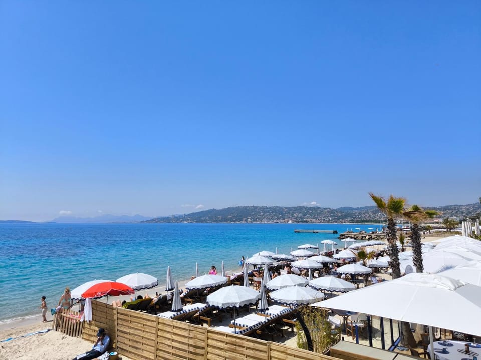TANIT ARAD Classé 40m2 T1 TERRASSE ANGLE 35 m2 PISCINE PARKING Apartment in Antibes