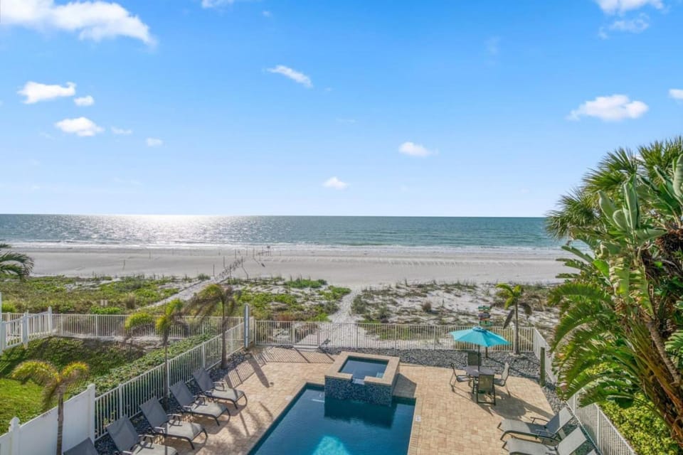 Day, Natural landscape, Beach, Pool view, Sea view, Swimming pool, sunbed