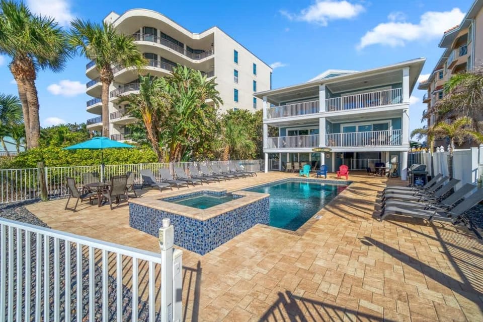 Four Shores Unit 3 Gulf Condo Direct Gulf with Pool and Spa House in Indian Shores