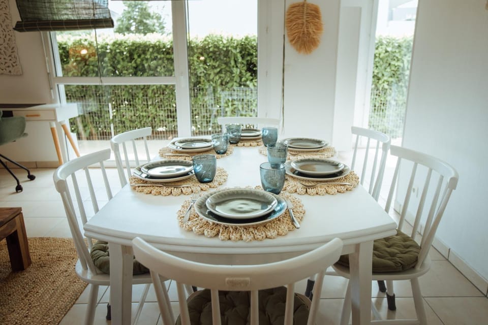 Living room, Food and drinks, Seating area, Dining area, Food