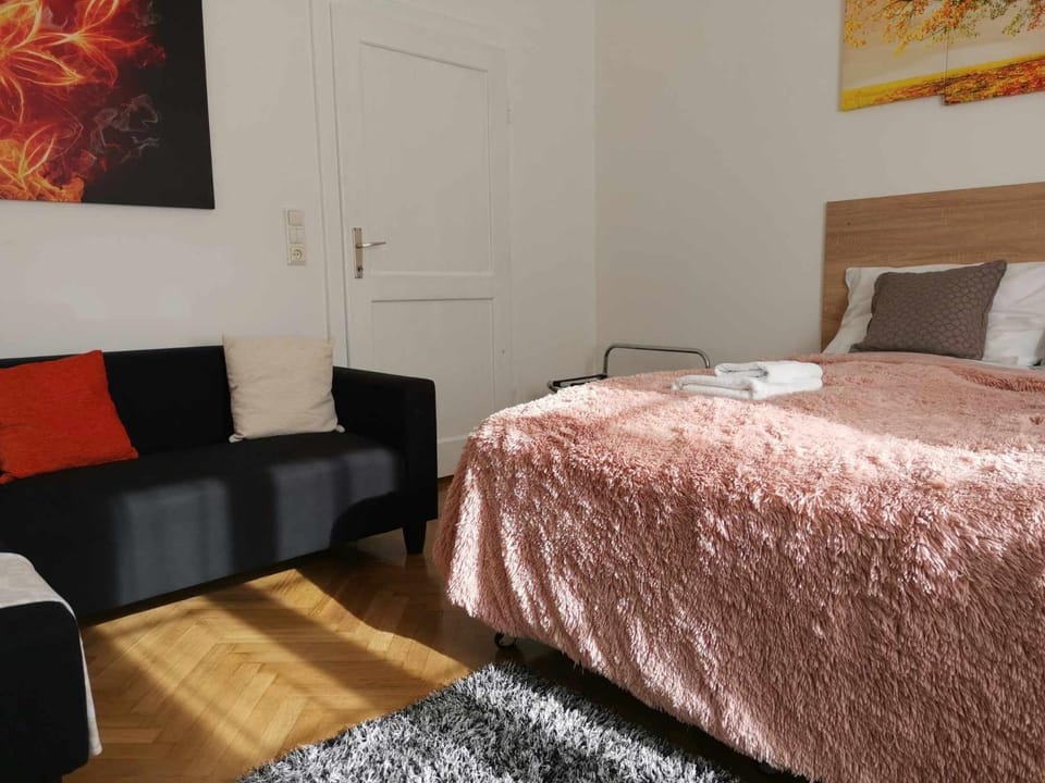 Bed, Living room, Photo of the whole room, Seating area, Bedroom