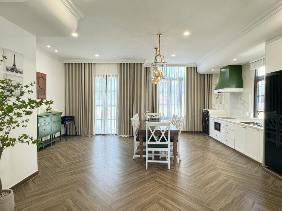 Kitchen or kitchenette, Dining area, minibar, stove
