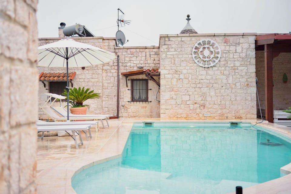 Property building, Patio, Day, Pool view, Swimming pool, sunbed