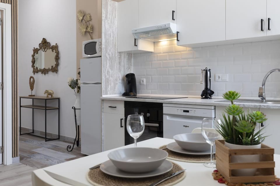 Kitchen or kitchenette, Dining area