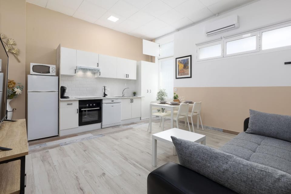 Kitchen or kitchenette, Dining area, minibar, stove