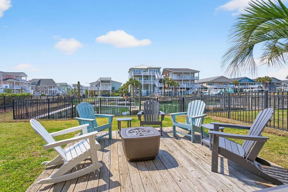 Fishful Thinking Canal front with boat dock Ocean Views kayak and paddle board House in Ocean Isle Beach