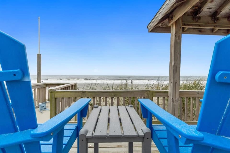 Jay`s Nest Brunswick Vacation Rentals Ocean front home House in Oak Island