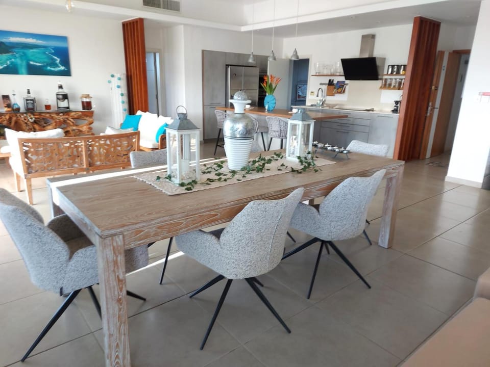 Kitchen or kitchenette, Living room, Dining area
