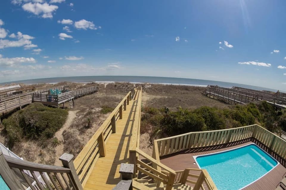 Pirate`s Booty Brunswick Vacation Rentals Ocean front with heated private pool House in Ocean Isle Beach
