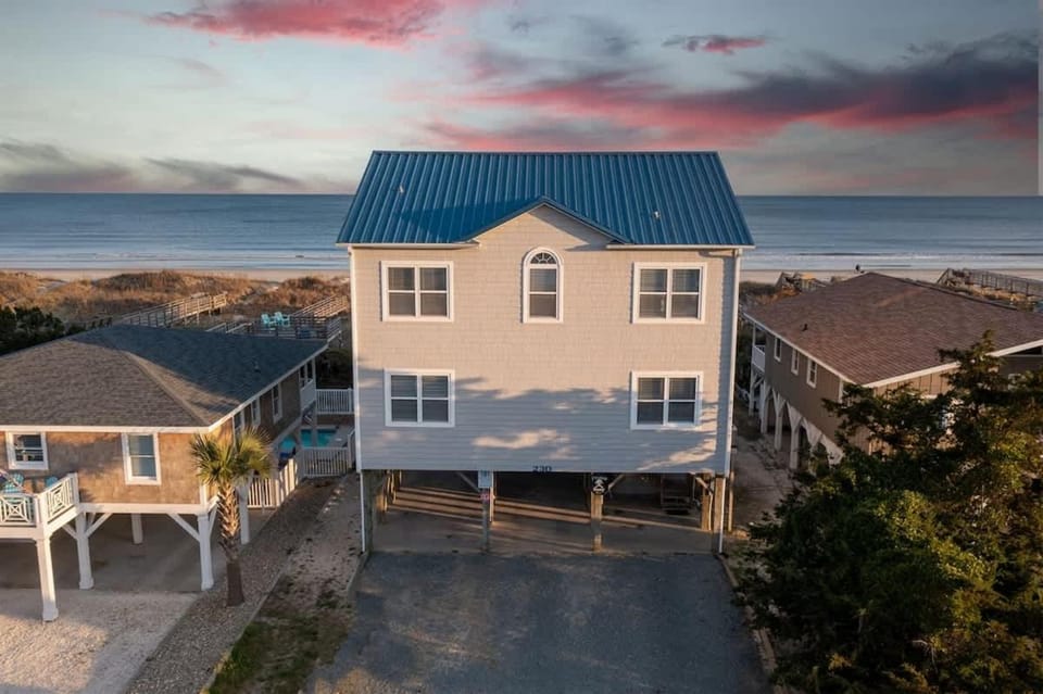 Pirate`s Booty Brunswick Vacation Rentals Ocean front with heated private pool House in Ocean Isle Beach