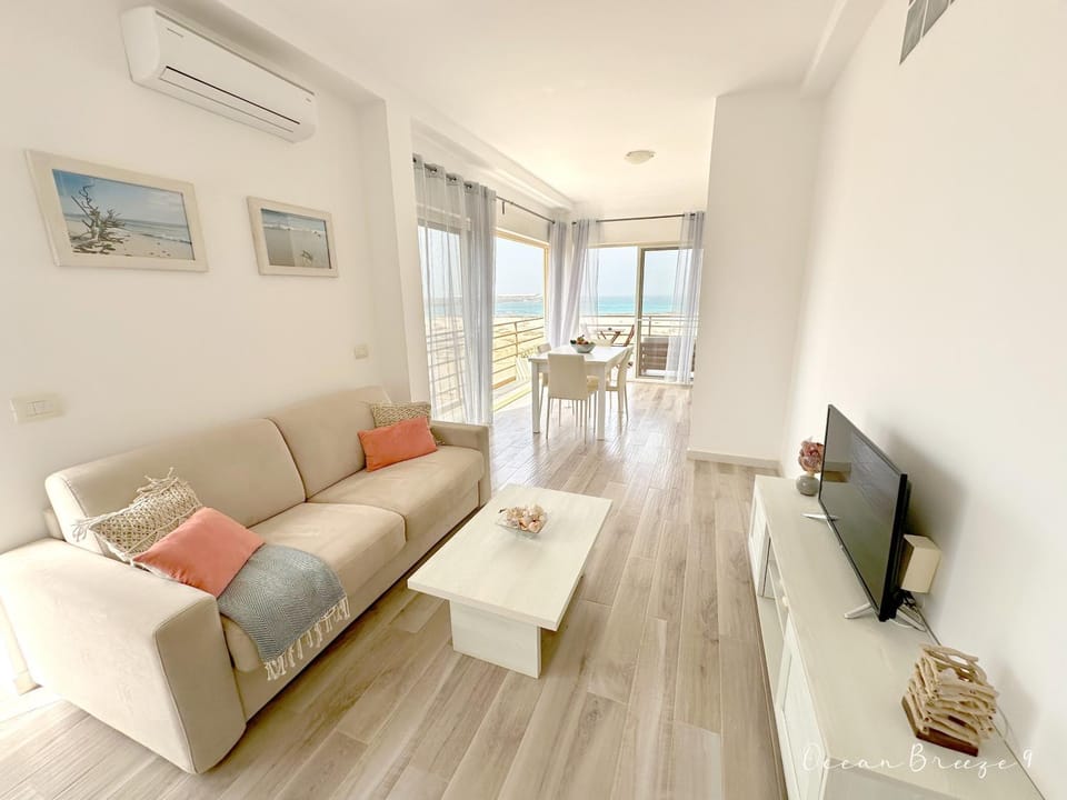 TV and multimedia, Living room, Seating area, Evening entertainment, air conditioner