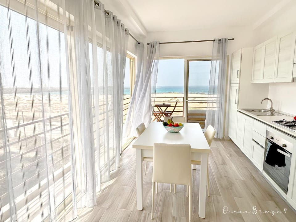 View (from property/room), Kitchen or kitchenette, Dining area, Sea view, pet friendly, stove